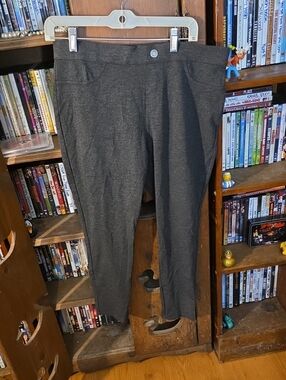 Women's Ankle-Length Cropped Pants in Charcoal Gray